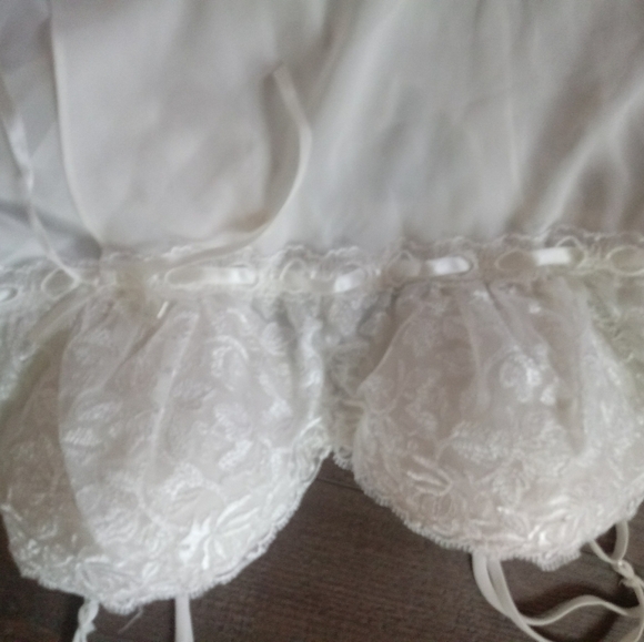 Elegant Lace Trim White Chemise - Picture 4 of 5